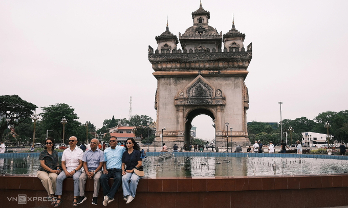 Khải Ho&agrave;n M&ocirc;n Patuxaim ở trung t&acirc;m thủ đ&ocirc; Vientiane. Ảnh: B&iacute;ch Phương
