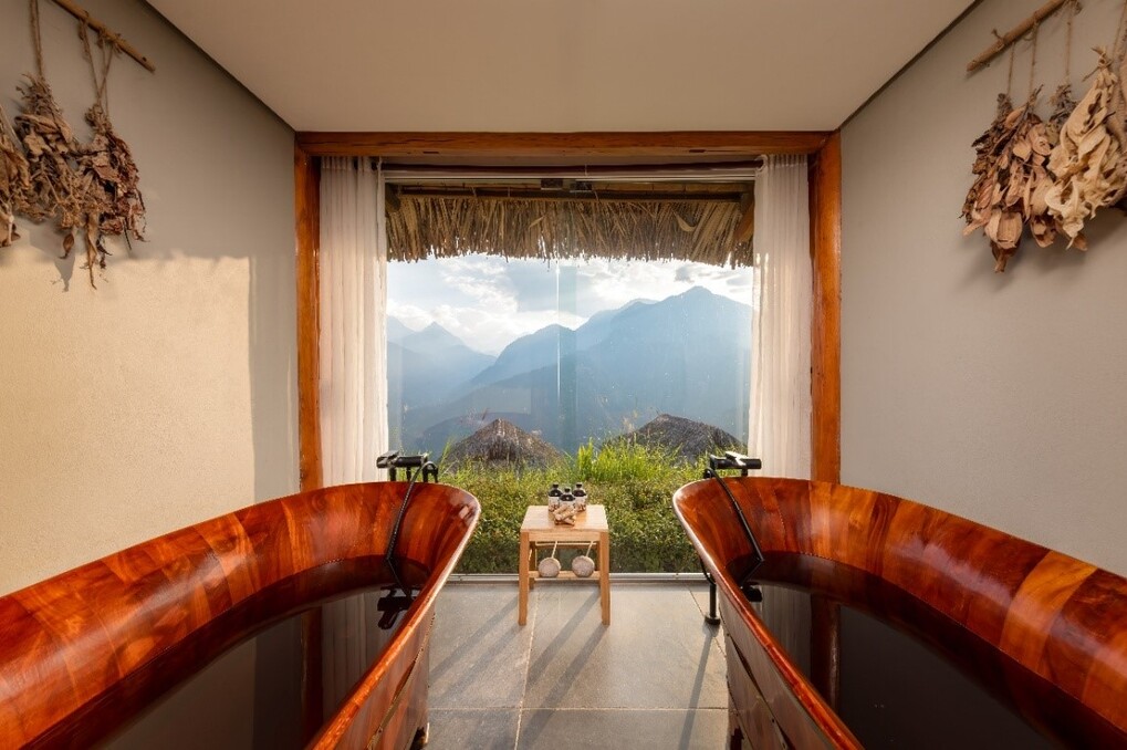 Trải nghiệm tắm l&aacute; người Dao đỏ. Ảnh: Topas Ecolodge