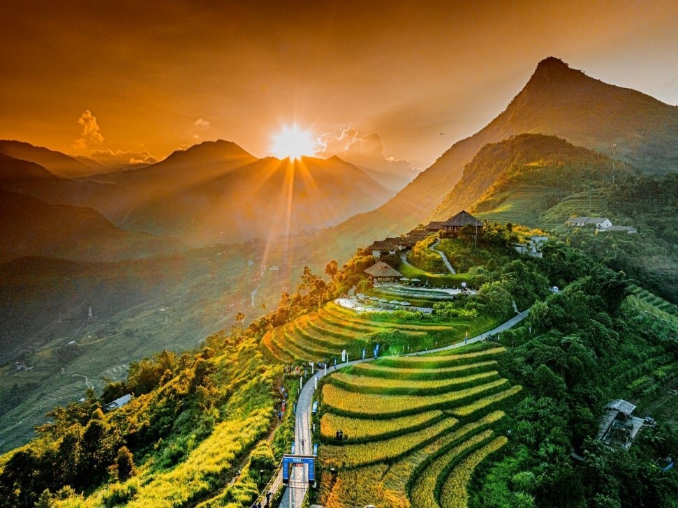 Topas Ecolodge l&agrave; vạch đ&iacute;ch Vietnam Mountain Marathon. Ảnh: Vietnam Mountain Marathon
