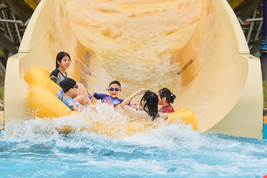 Du kh&aacute;ch nh&iacute; trải nghiệm c&ocirc;ng vi&ecirc;n nước Sun World Ha Nam. Ảnh: Sun Group
