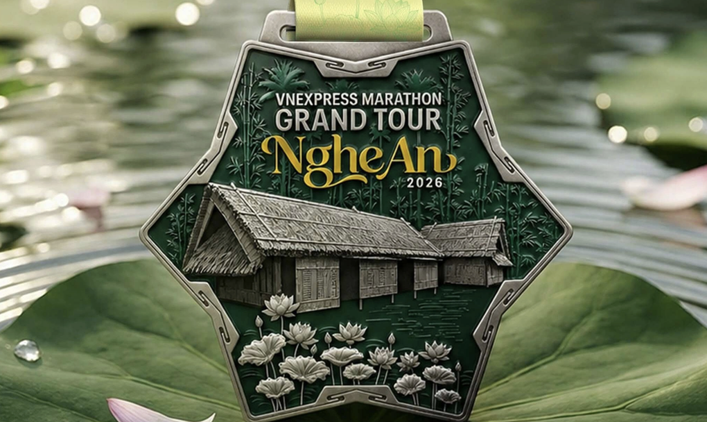 Huy chương VnExpress Marathon Grand Tour Nghệ An 2026 mang h&igrave;nh ảnh L&agrave;ng Sen. Ảnh: BTC