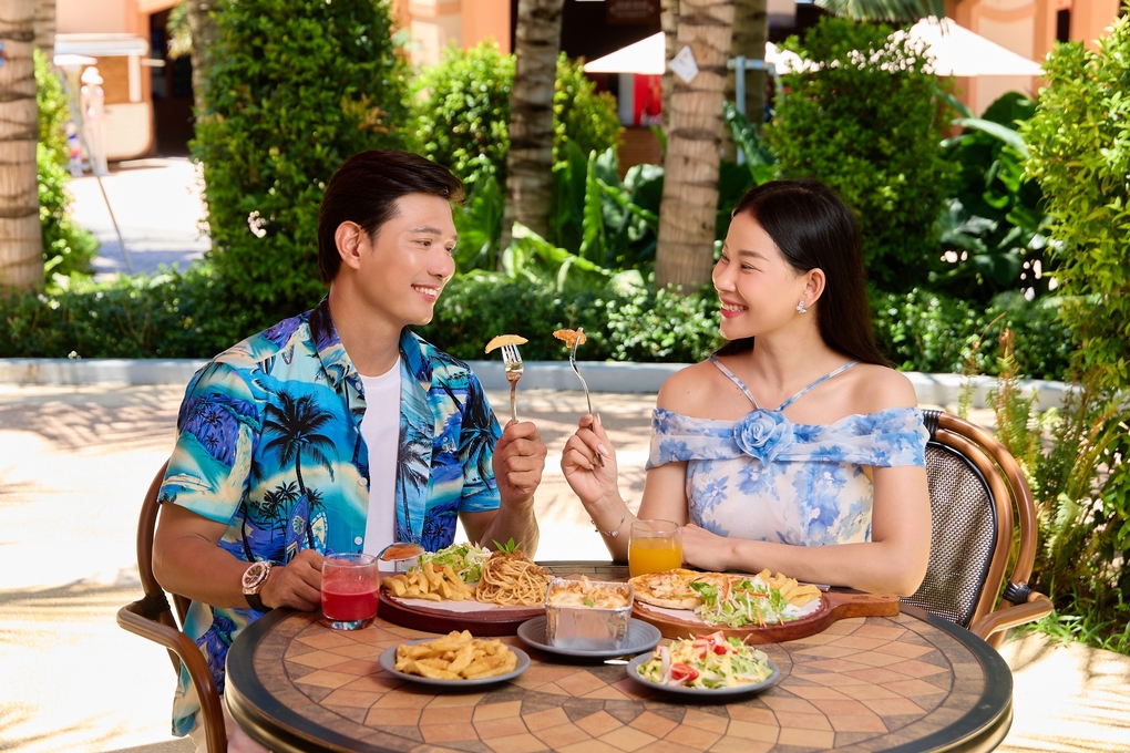 Nh&agrave; h&agrave;ng tại c&ocirc;ng vi&ecirc;n cung cấp c&aacute;c lựa chọn thức ăn đa dạng cho thực kh&aacute;ch. Ảnh: Sun Group