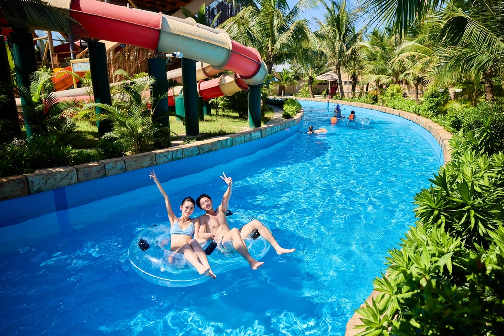 D&ograve;ng s&ocirc;ng lười m&ocirc; phải s&ocirc;ng Đơ tại Sầm Sơn. Ảnh: Sun Group