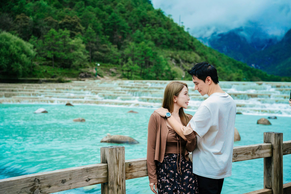 Diễn vi&ecirc;n Việt Anh - Quỳnh Nga trải nghiệm tuyến Đại L&yacute; - Lệ Giang - Shangri-La - C&ocirc;n Minh. Ảnh: V&acirc;n Nam Tour