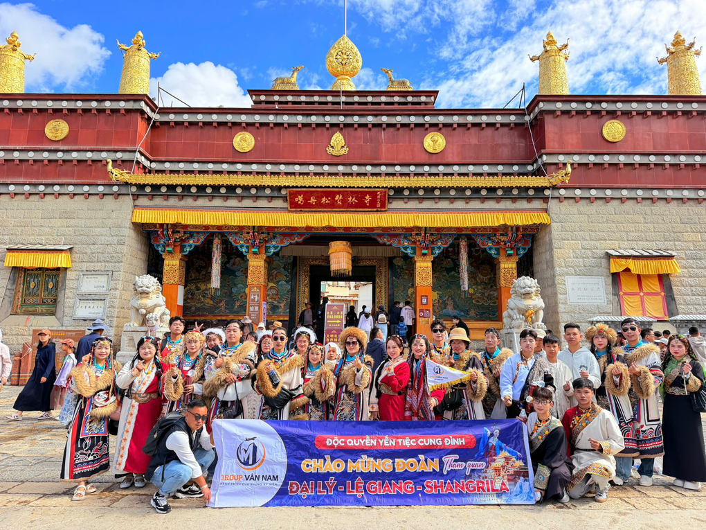 V&acirc;n Nam Tour tổ chức chuyến du lịch đường bộ chuyển nghiệp. Ảnh: V&acirc;n Nam Tour