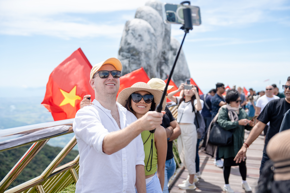 Kh&aacute;ch quốc tế check-in tại Cầu V&agrave;ng. Ảnh: Sun Group