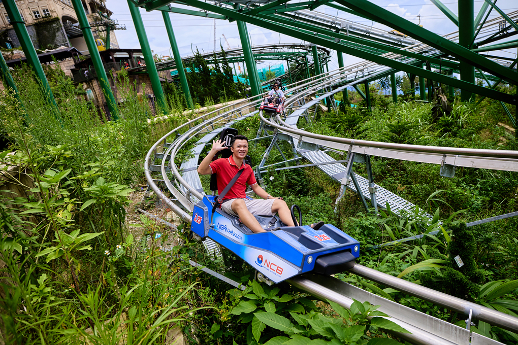 Du kh&aacute;ch trải nghiệm m&aacute;ng trượt Alpine Coaster. Ảnh: Sun Group