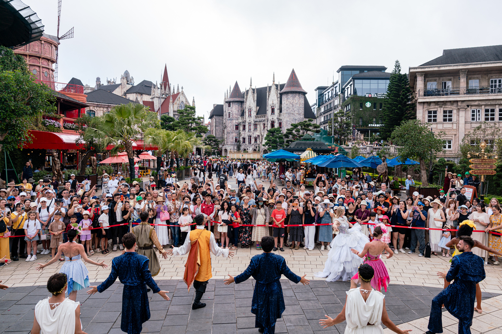 C&aacute;c show nghệ thuật biểu diễn xuy&ecirc;n suốt kỳ nghỉ tại Ba Na Hills. Ảnh: Sun Group