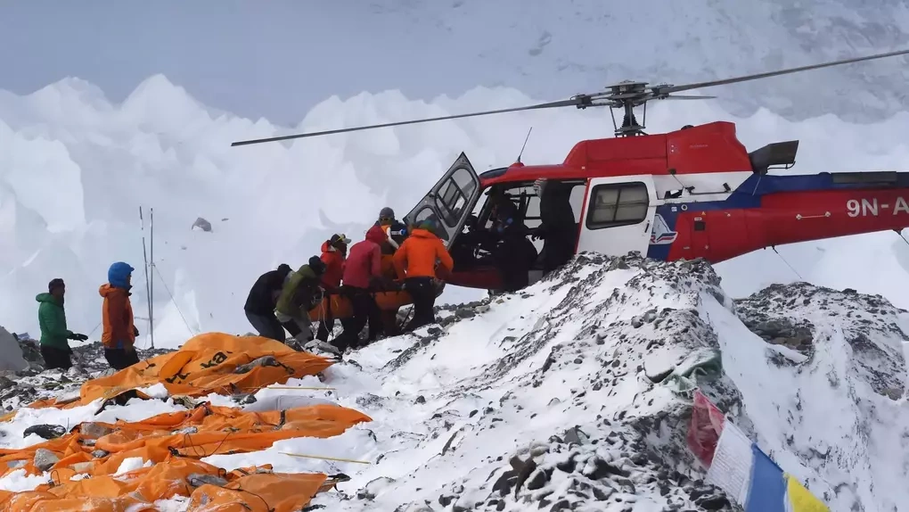 Cứu hộ bằng trực thăng tại Everest. Ảnh: The Times