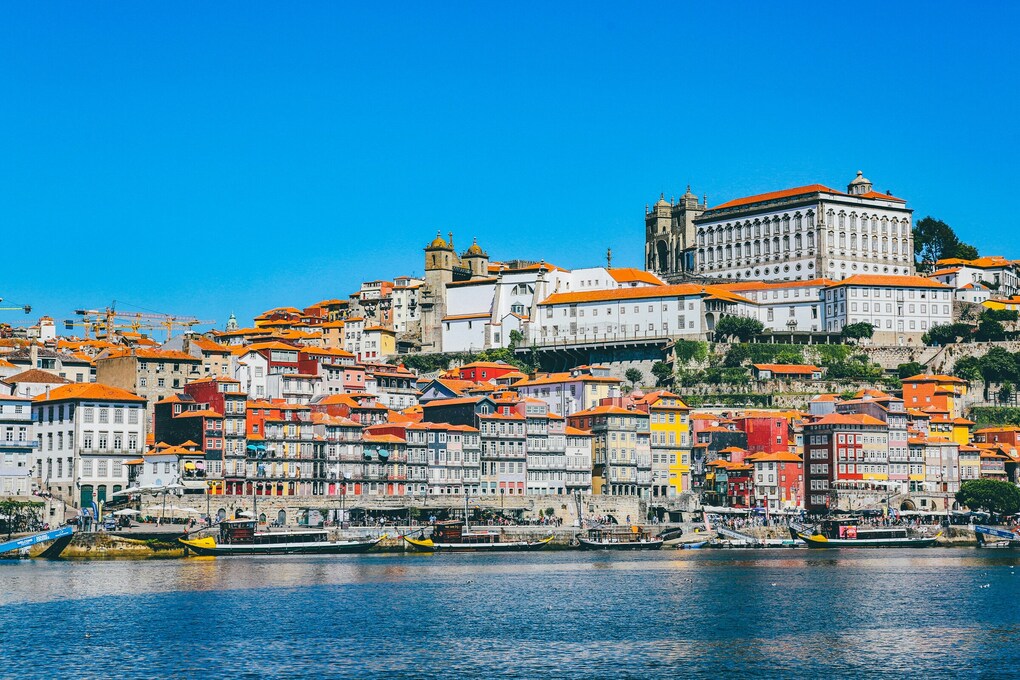 Porto với c&aacute;c t&ograve;a nh&agrave; đa sắc m&agrave;u b&ecirc;n d&ograve;ng s&ocirc;ng Douro. Ảnh: Unsplash
