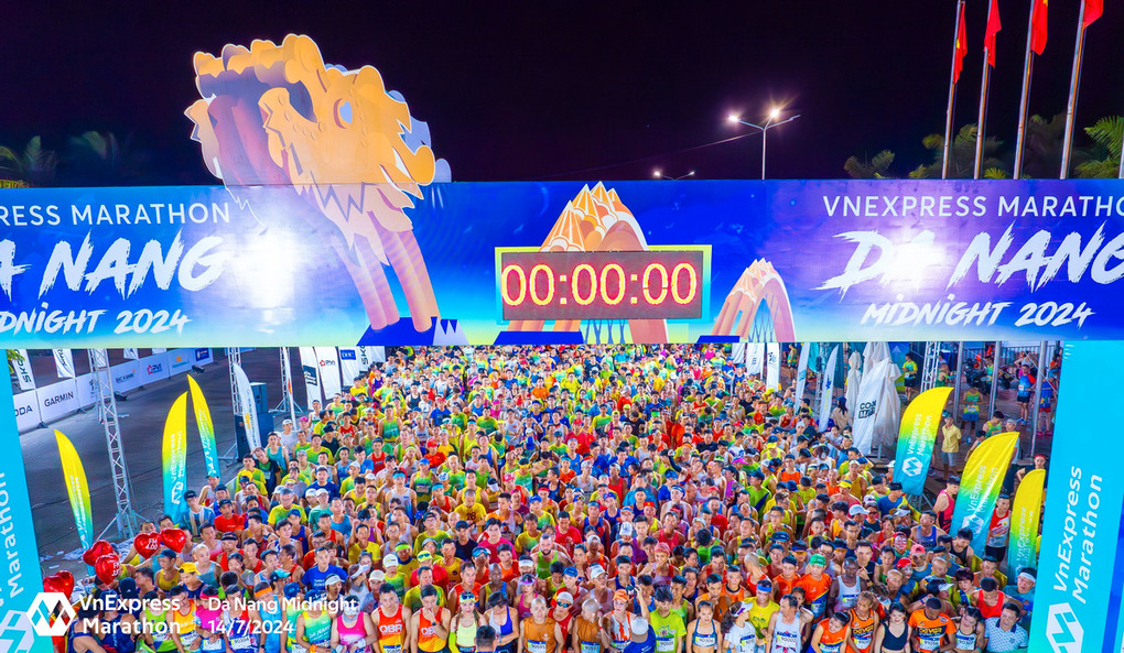 Runner xuất ph&aacute;t tại giải chạy đ&ecirc;m VnExpress Marathon Da Nang Midnight 2024. Ảnh: VnExpress Marathon