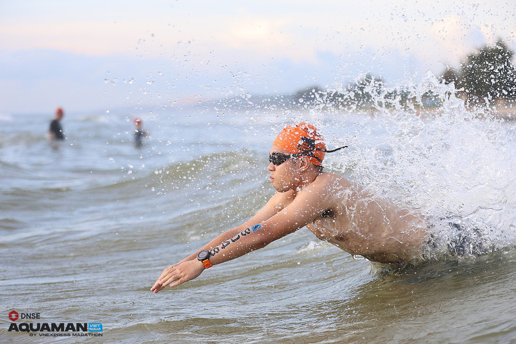 VĐV thi đấu phần bơi tại Aquaman Vietnam 2024. Ảnh: VnExpress Marathon