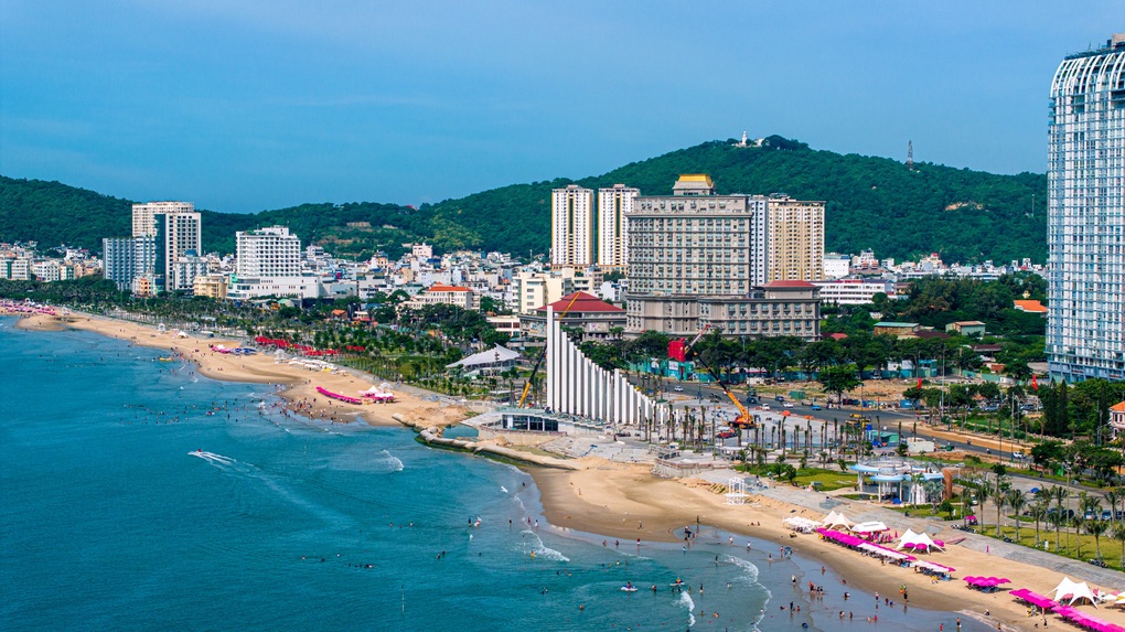 B&atilde;i Sau l&agrave; một trong những khu vực tập trung nhiều hoạt động du lịch, giải tr&iacute;, thể thao biển tại Vũng T&agrave;u. Ảnh: Minh T&uacute;